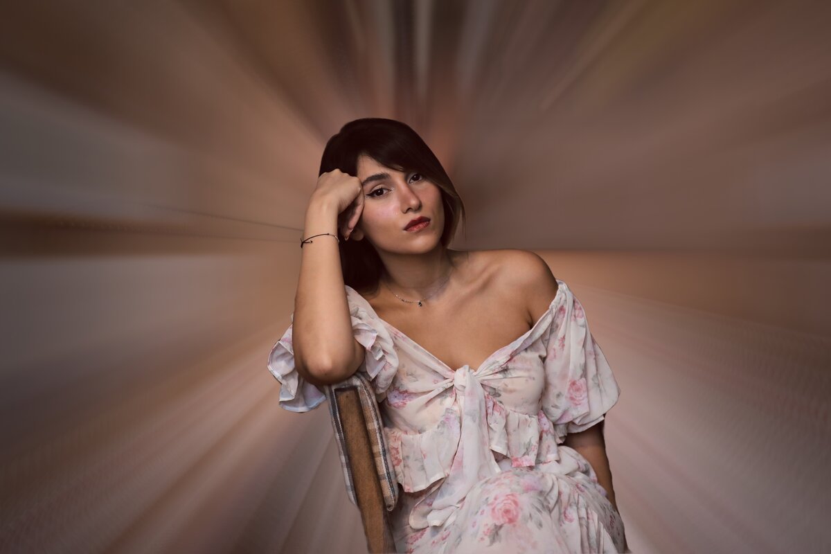 The singer with a radial zoom-blur backdrop, subject sharp